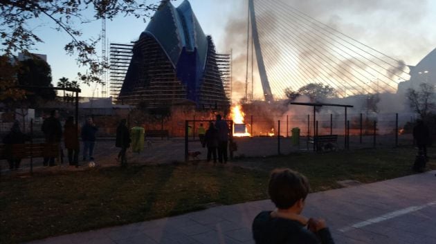 Incendio en el entorno de la Ciudad de las Artes y las Ciencias de Valencia