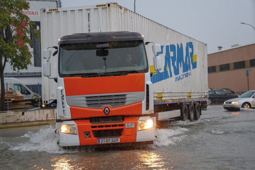 Los transportistas y las empresas sufren las inundaciones en Fuente del Jarro tras cada tormenta fuerte.