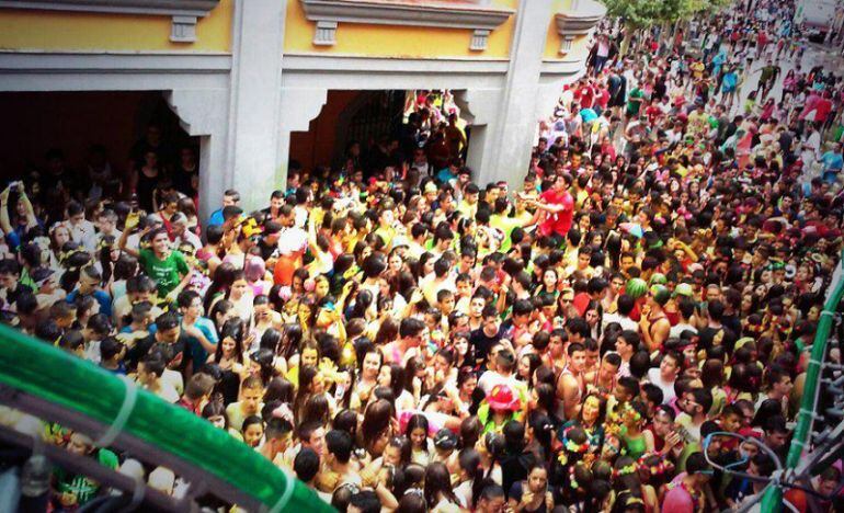 Los jóvenes esperan con ganas el inicio festivo que arranca cada año con el disparo del Cañonazo