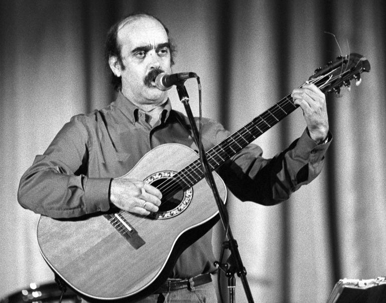 El cantautor aragonés José Antonio Labordeta durante un recital en el auditorium de la casa de Campo de Madrid en 1983.