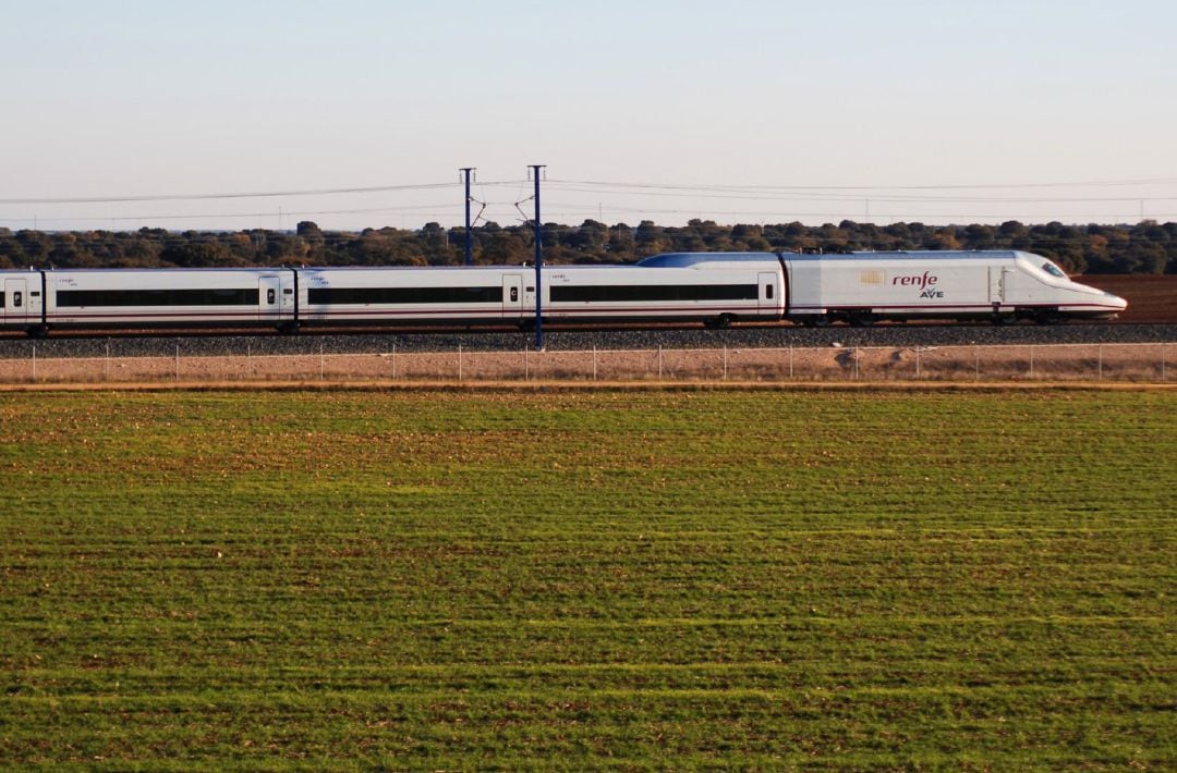 Imagen de tren de alta velocidad de Renfe