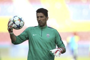 BAR47 BERLÍN (ALEMANIA), 05/06/2015.- El portero italiano del Juventus Gianluigi Buffon calienta durante un entrenamiento de su equipo en el Estadio Olímpico de Berlín, Alemania, hoy, viernes 5 de mayo de 2015. El FC Barcelona y la Juventus disputarán mañ