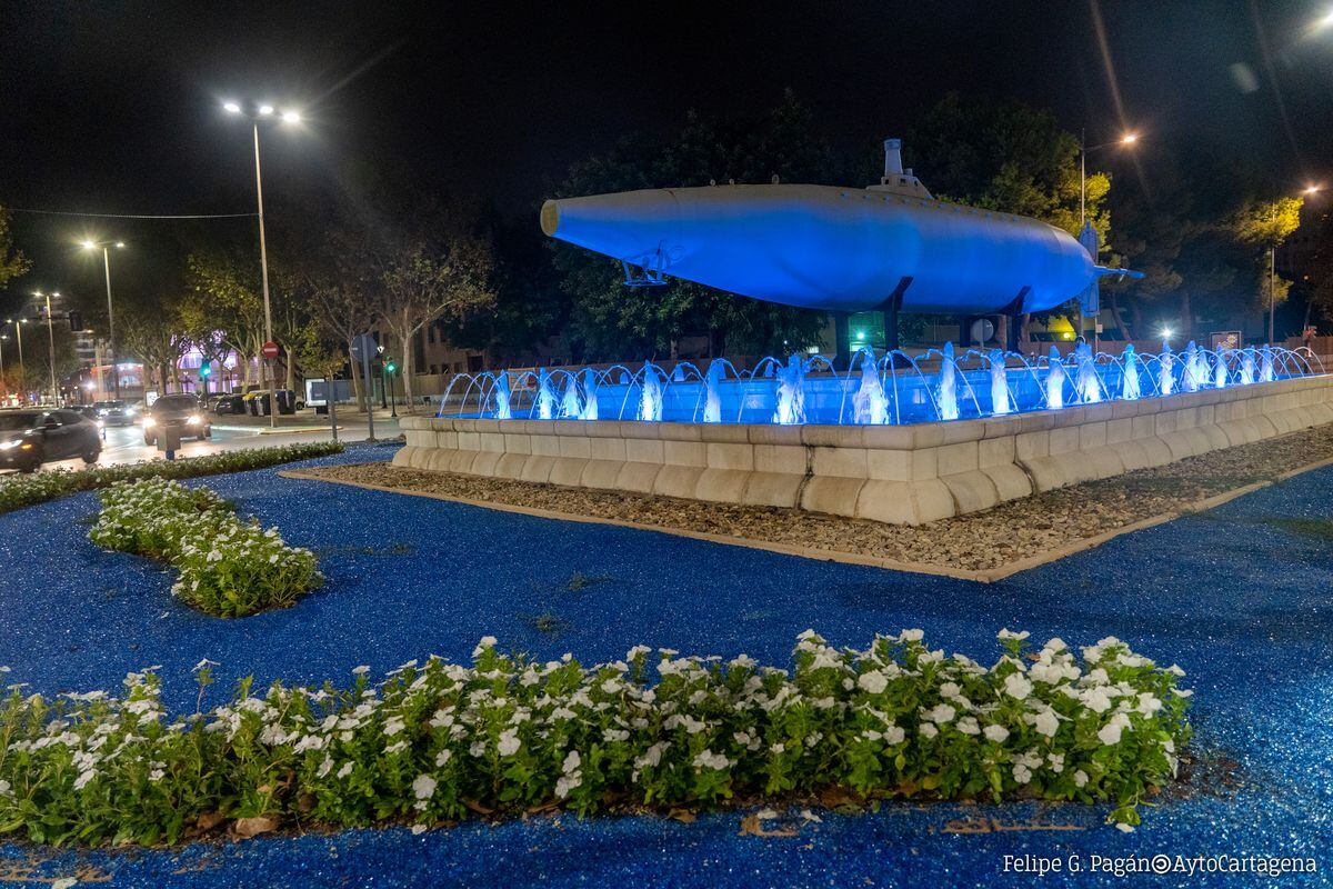 La fuente del submarino iluminada de azul