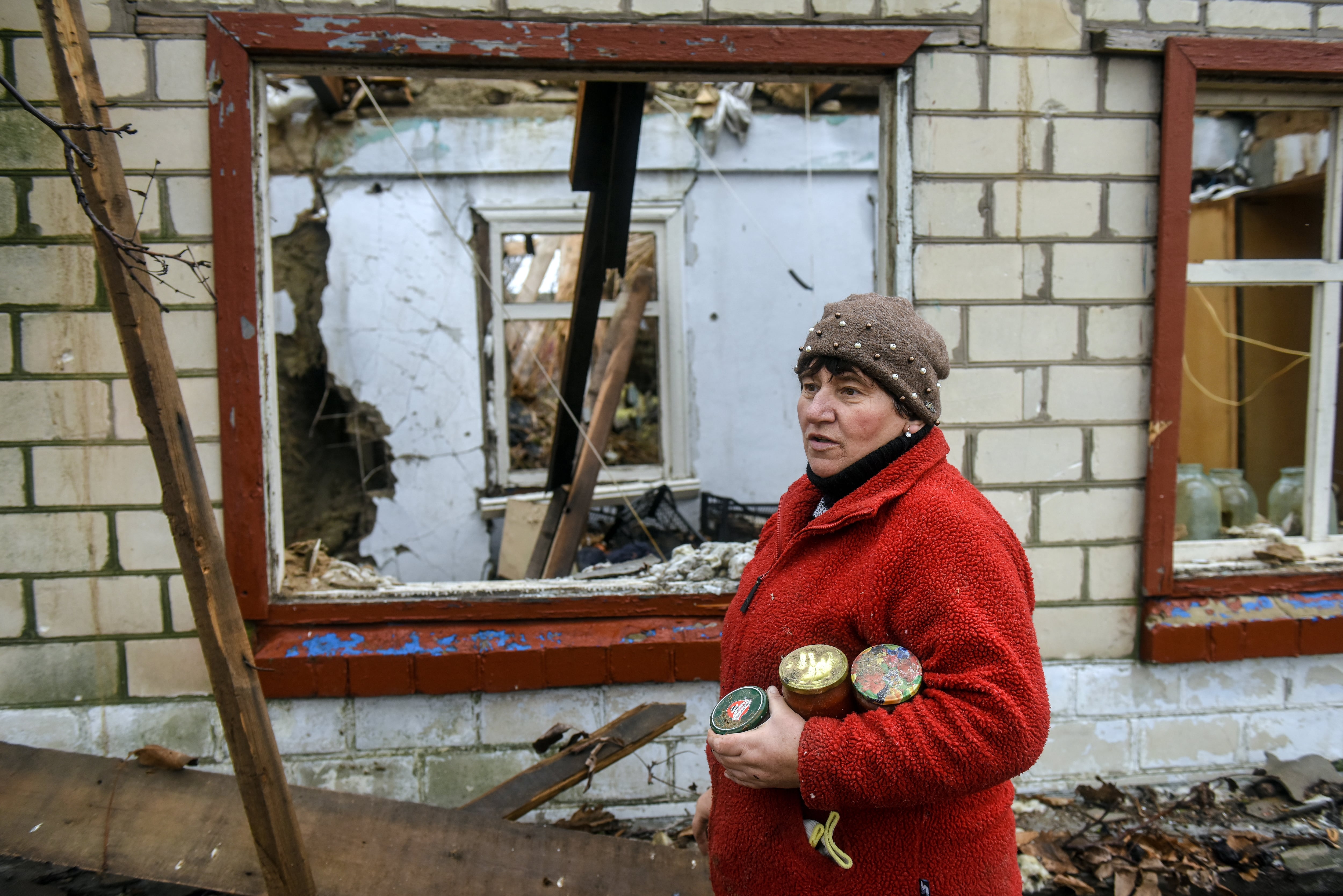 Una vecina vuelve a Kherson, en Ucrania.