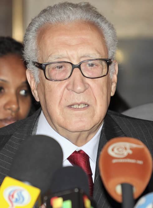 El enviado especial de las Naciones Unidas a Siria, Lakhdar Brahimi, responde a los periodistas tras reunirse con el presidente sirio, Bachar al Asad en Damasco.