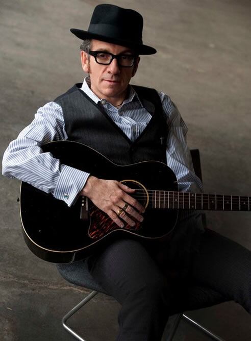 El cantante británico Elvis Costello recomienda a sus admiradores que no compren su último trabajo debido a su elevado precio