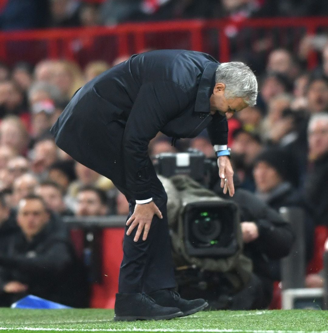 José Mourinho resintiéndose del golpe que recibió en una acción fortuita durante el Manchester Utd vs Tottenham