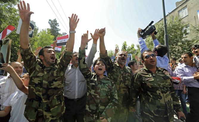 Ciudadanos iraquíes residentes en Irán participan en una manifestación contra la ofensiva del ejército iraquí contra yihaidistas en el norte y centro de Irak