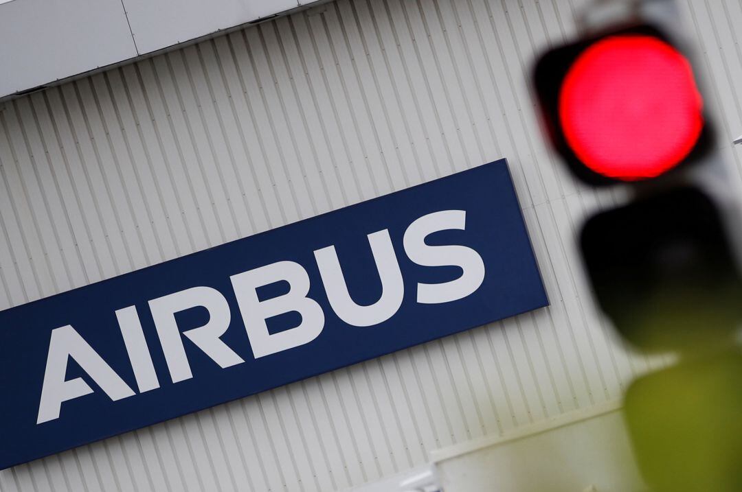 El logo de Airbus en la entrada de una de las instalaciones de la empresa cerca de Nantes, en Francia