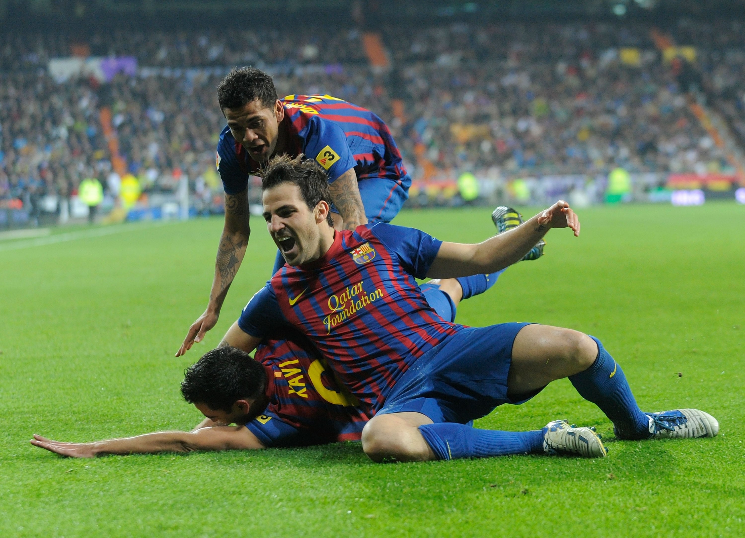 Cesc Fàbregas celebra un gol del Barça en el Santiago Bernabéu