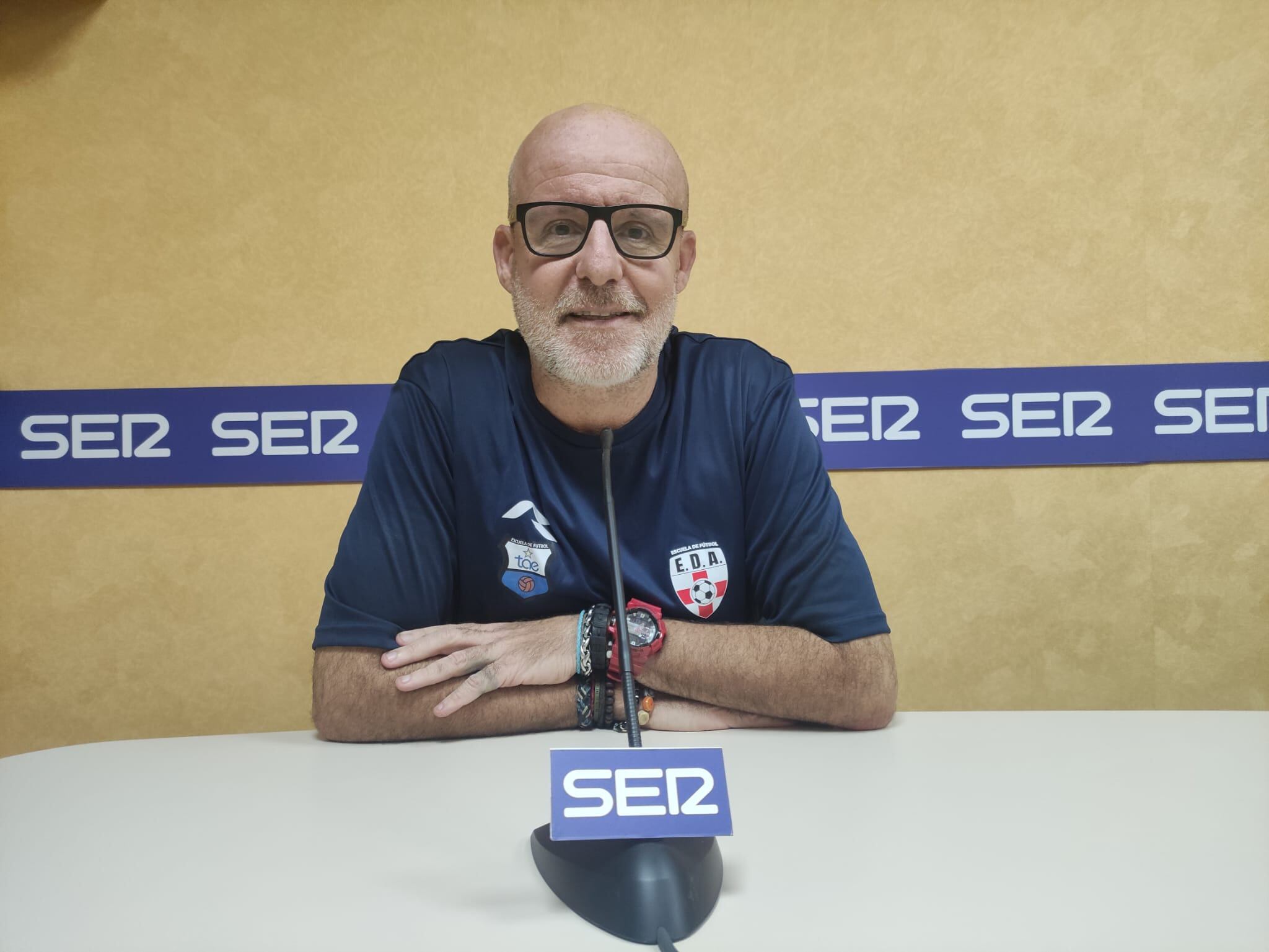 “No tengo secretarios técnicos, ni tampoco deportivos… soy el fundador, el director y me encargo de todo; soy muy feliz”.