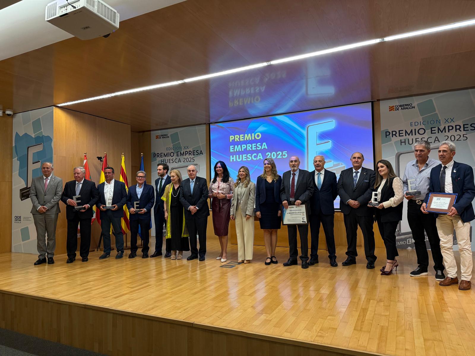 Foto de familia de los galardonados en el Premio Empresa Huesca 2025