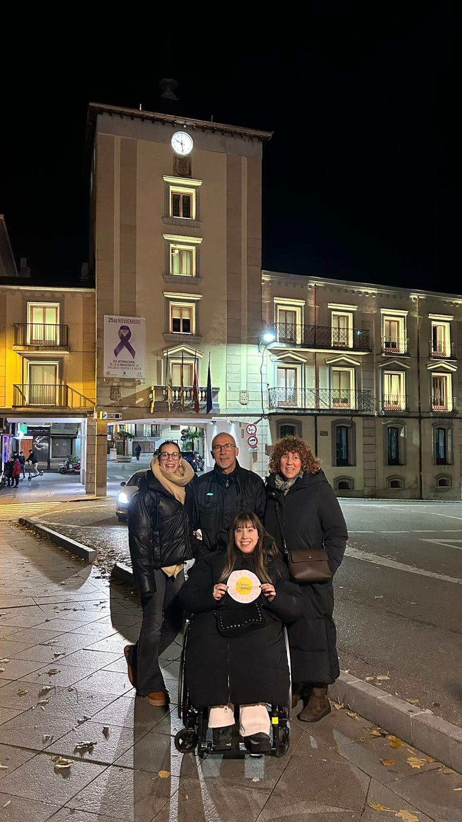 Paula y su familia, frente al Ayuntamiento
