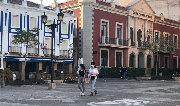 Personas caminando por la Plaza de España de Valdepeñas