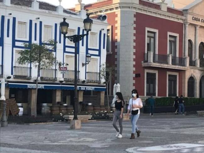 Personas caminando por la Plaza de España de Valdepeñas