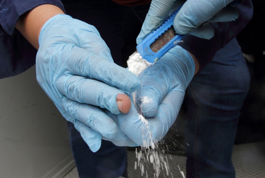 Un policía muestra cocaína incautada en una operación en una imagen de archivo. 