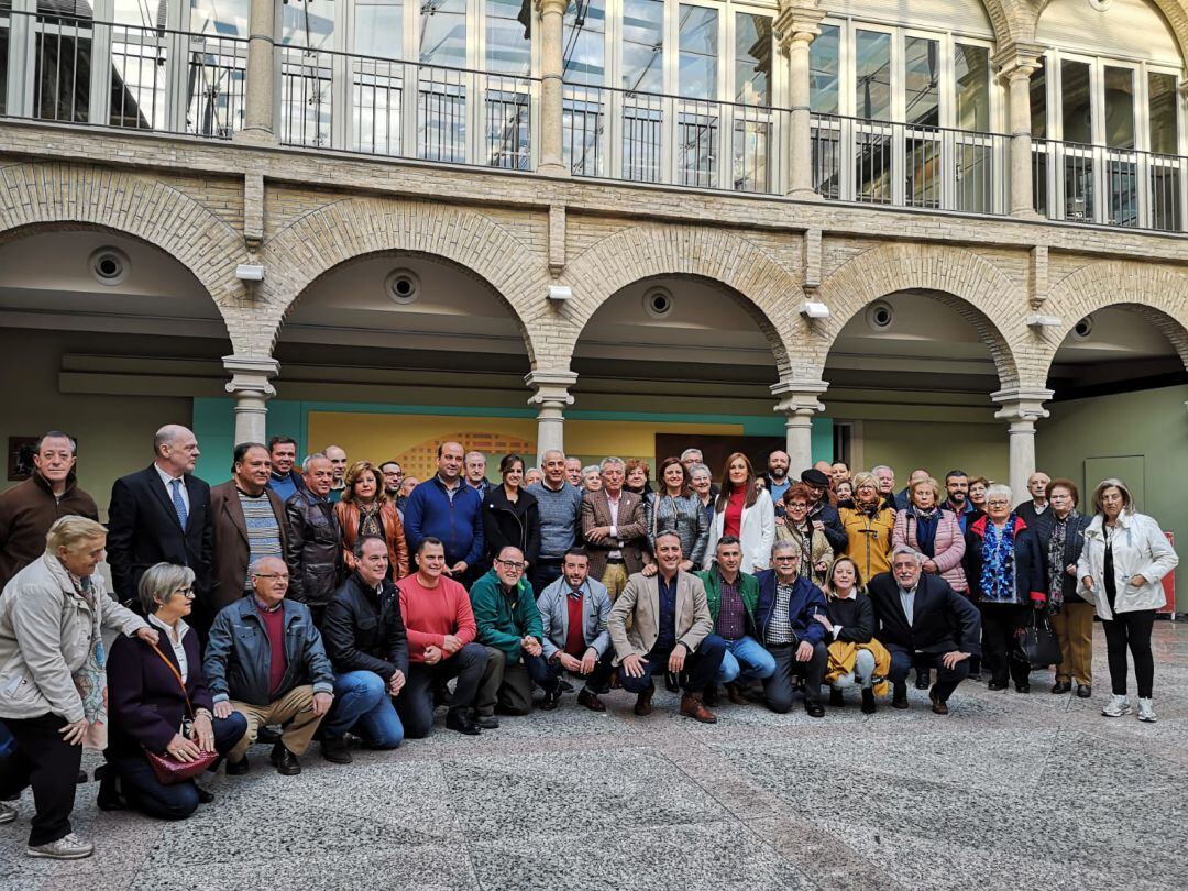 Alcaldes y concejales de la comarca de actuales y anteriores corporaciones asistieron a la presentación