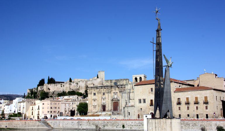 El monument franquista està situat al mig del riu Ebre. 