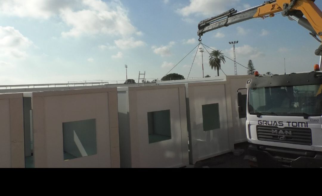 Una grúa instalaba hoy los nuevos barracones