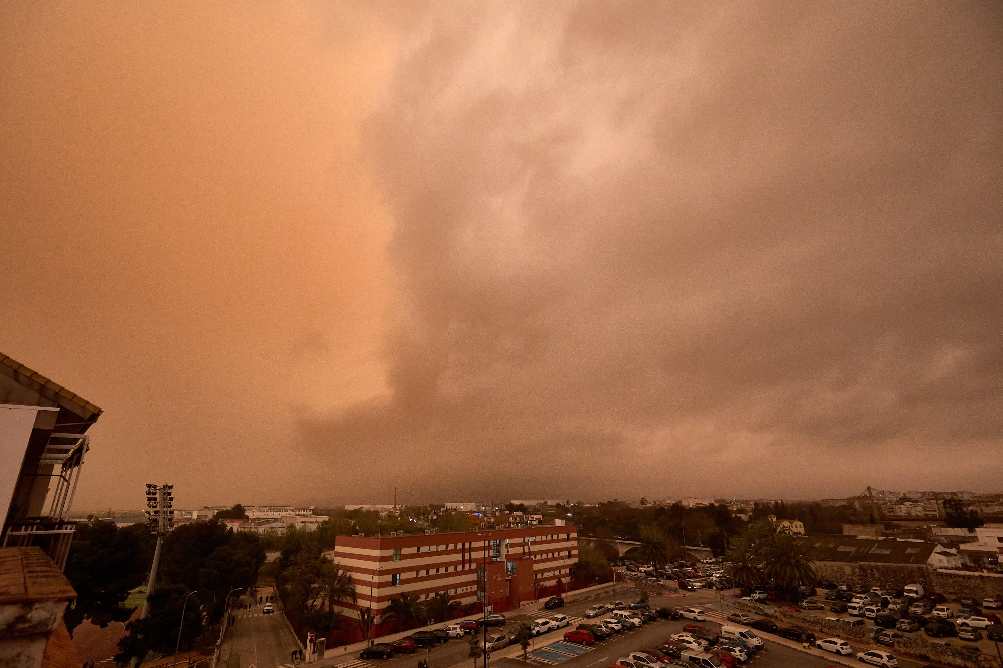 Un excepcional episodio de polvo procedente del desierto del Sahara se registra este lunes por la tarde en varias provincias mediterráneas (en la imagen, la ciudad de Gandía), un fenómeno que no se producía con esta intensidad desde hacía varias décadas.