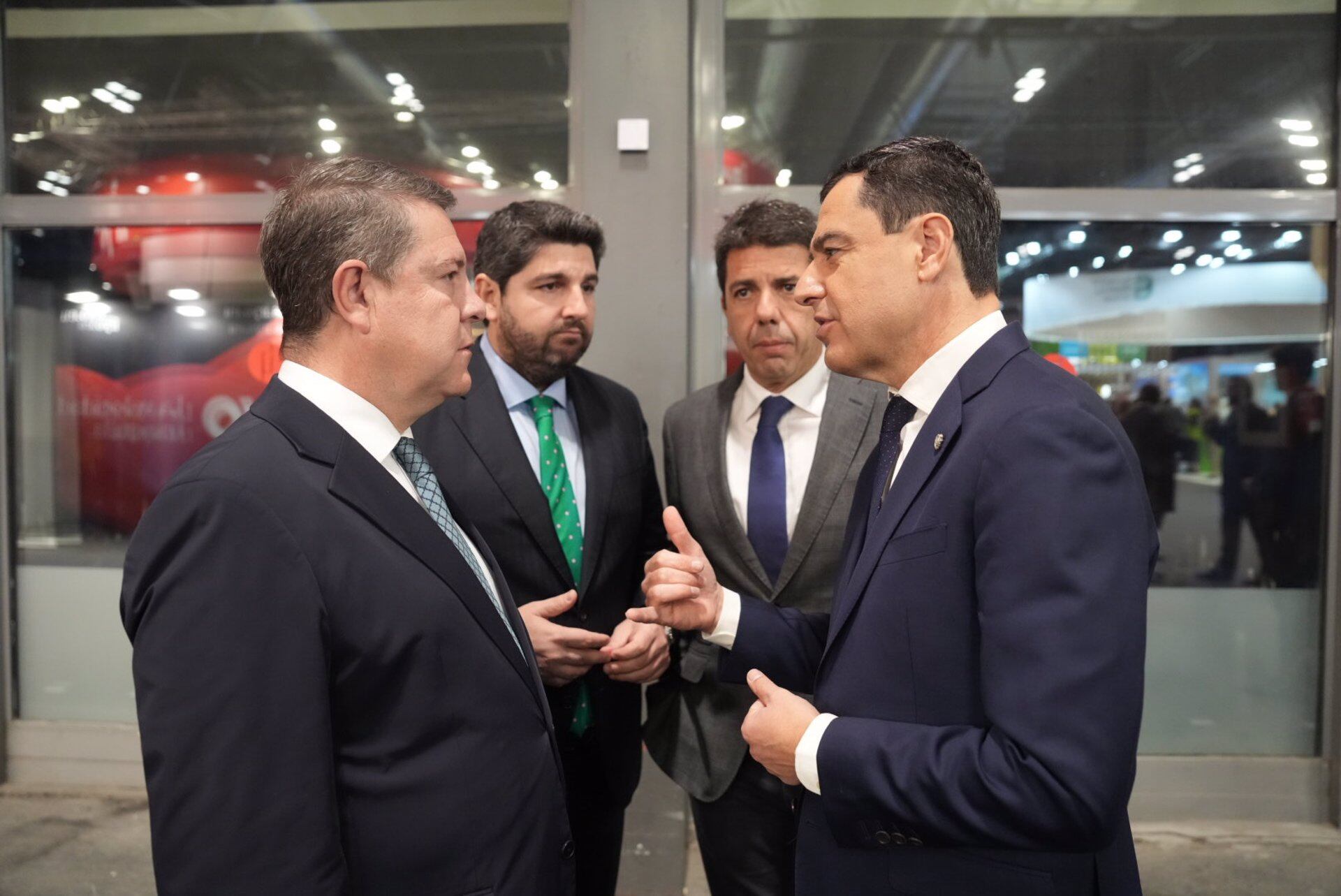 Reunión de los presidentes de Castilla-La Mancha, Emiliano García-Page; Región de Murcia, Fernando López Miras; Comunidad Valenciana, Carlos Mazón, y Andalucía, Juanma Moreno, en Fitur, en Madrid