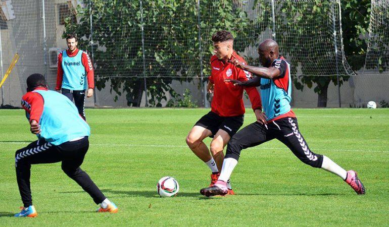 Naranjo i Emaná disputant una pilota durant l'entrenament d'aquest dimarts.