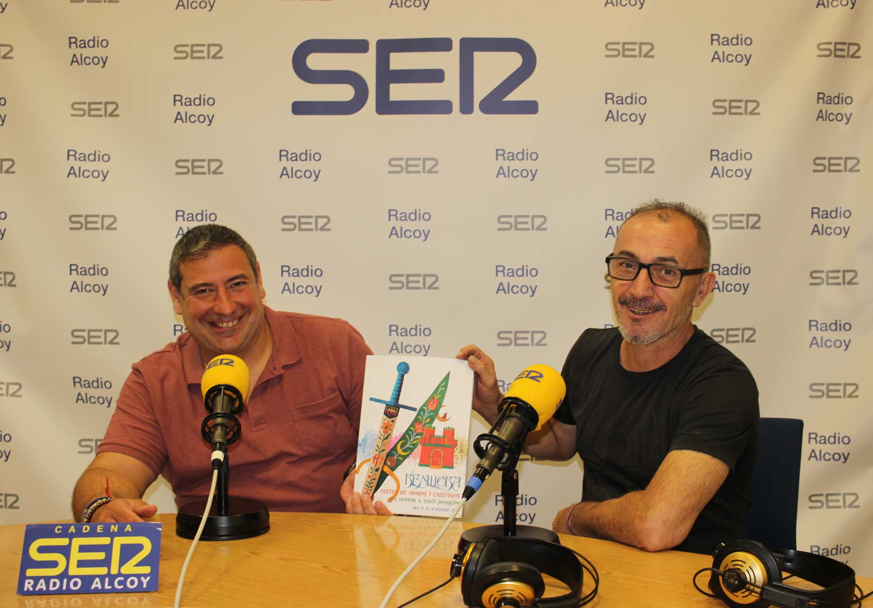 José Martí, alcalde de Benilloba, i Vicent Llinares, regidor de Festes, amb un programa de Festes, en l'estudi central de Radio Alcoy