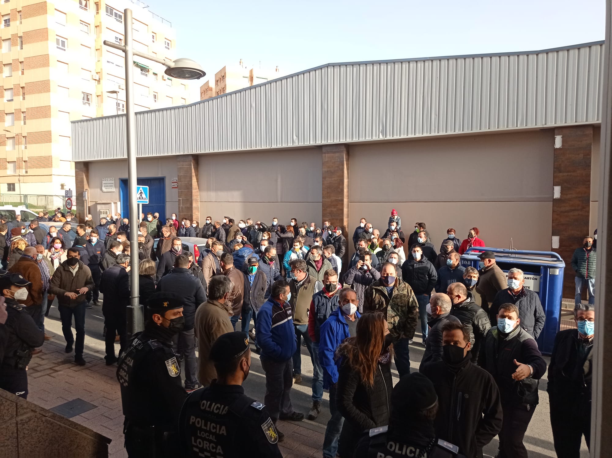 Ganaderos manifestándose a las puertas del pleno de Lorca