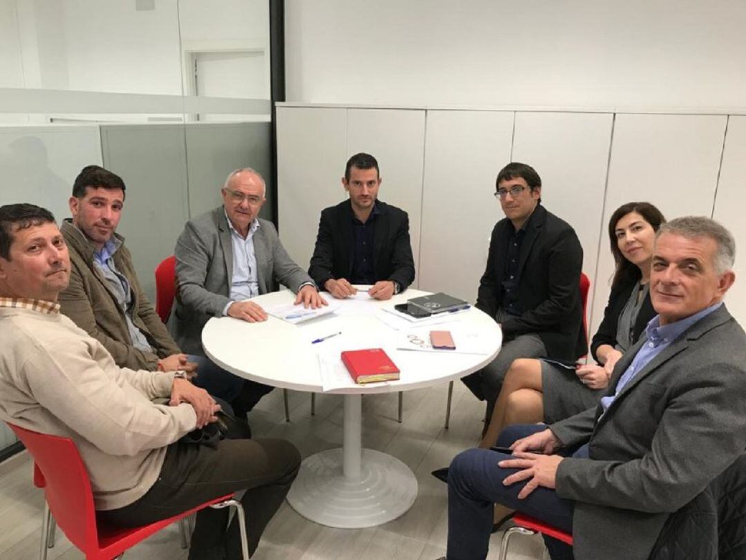 Imagen de archivo de la primera reunión entre los representantes del Ayuntamiento y los de la consellería de Turismo