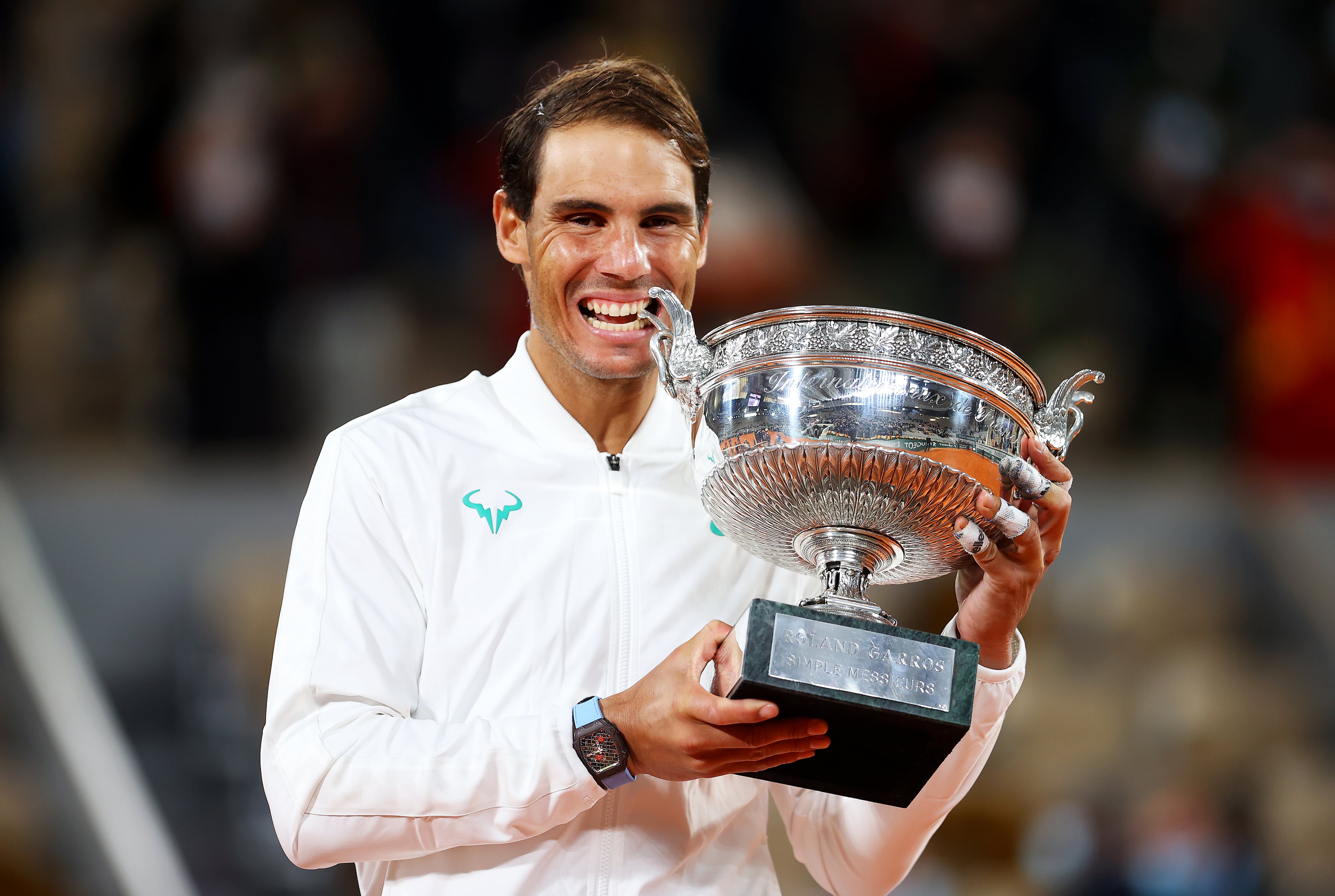 Rafa Nadal posa con el título de campeón de Roland Garros. (Photo by Julian Finney/Getty Images)