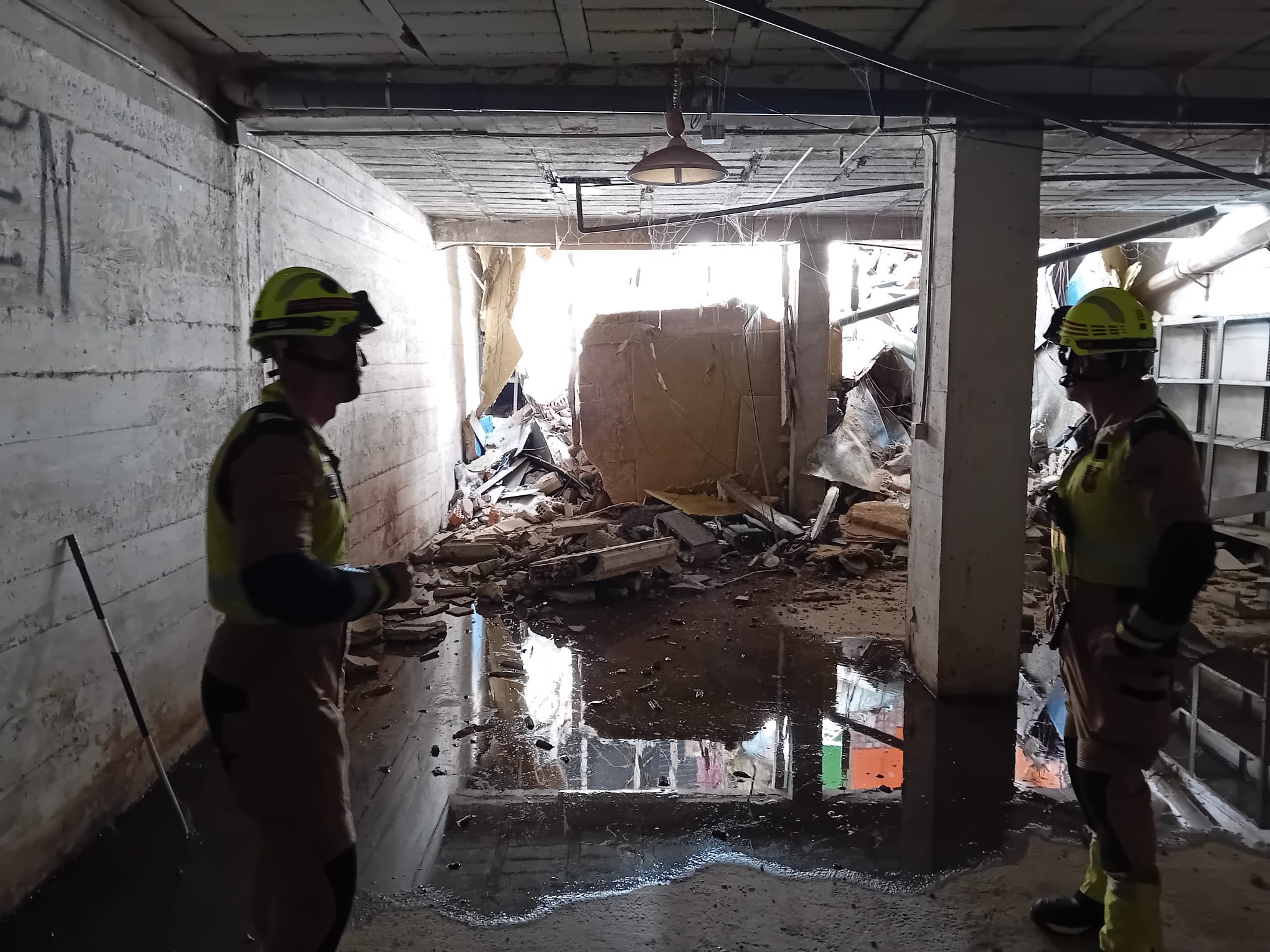 Desalojado un edificio en la calle Zumalacárregui de Zaragoza por la caída de una terraza interior