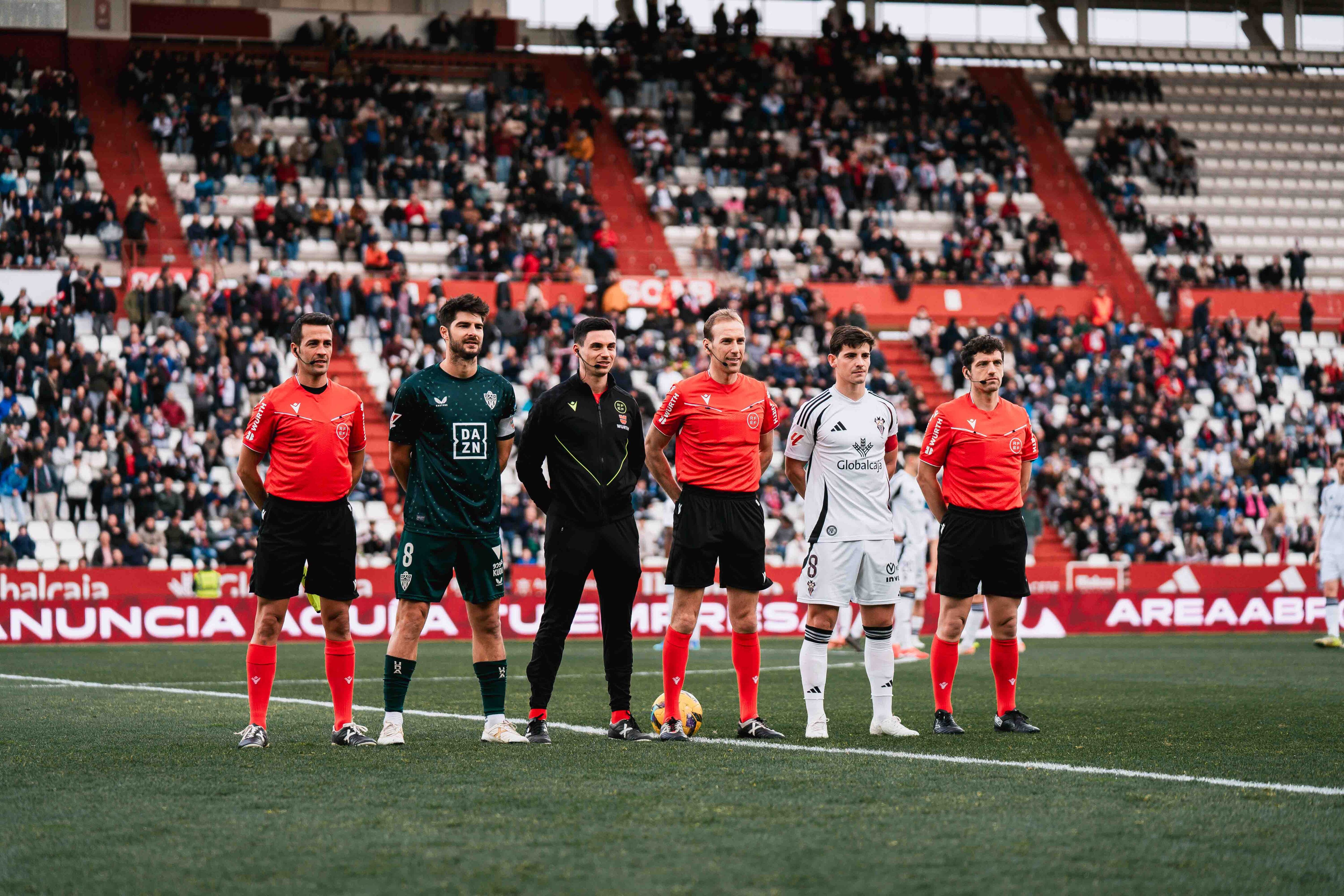 Los capitanes Riki y Melero con el colegiado Sánchez López antes de que comenzara el partido en el Carlos Belmonte el pasado domingo.