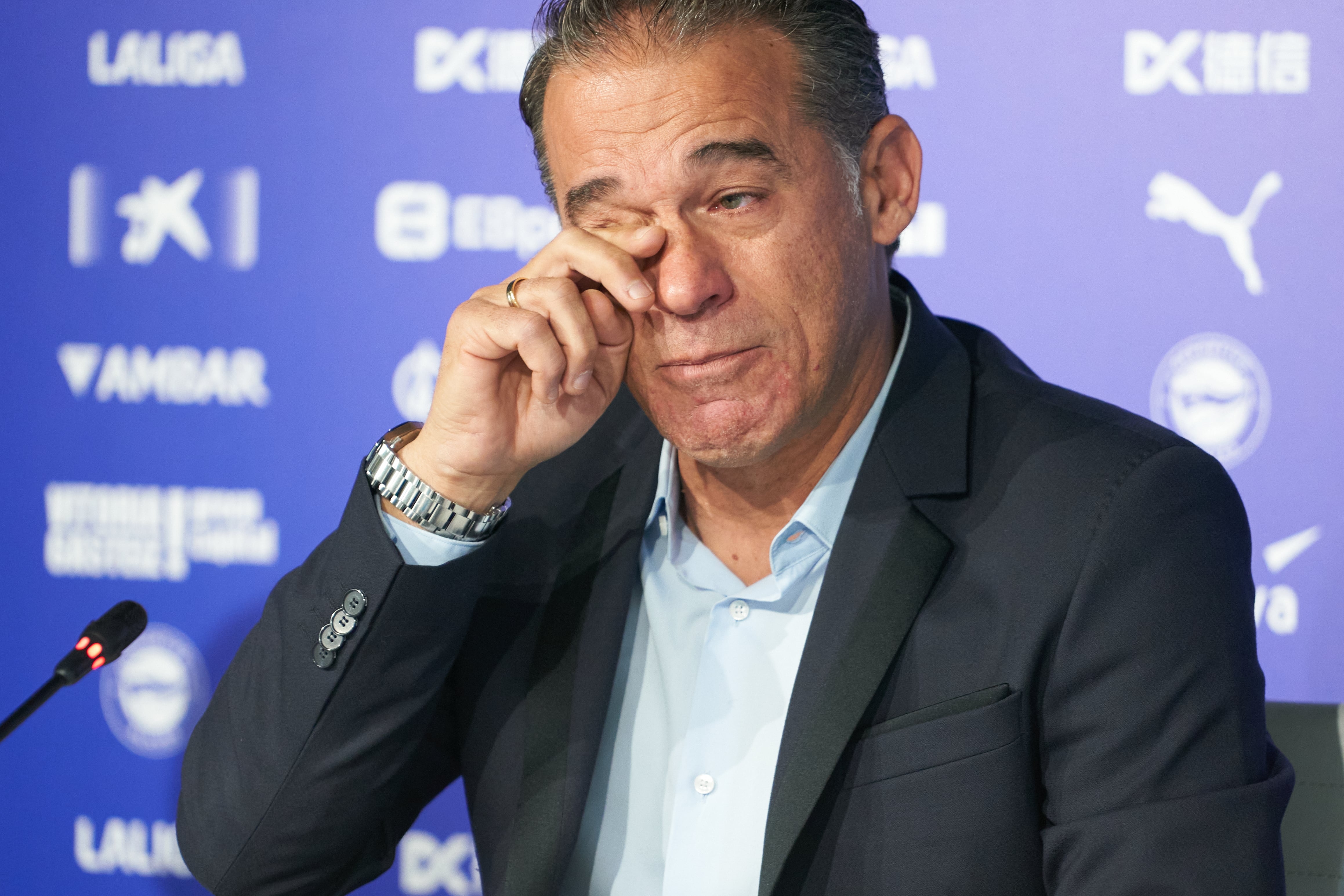 VITORIA, 03/12/2024.- El Deportivo Alavés ha despedido este martes en rueda de prensa a su entrenador, Luis García Plaza (en la imagen), en un acto en el que ha participado el presidente de la formación albiazul, Alfonso Trocóniz. EFE/ L. Rico
