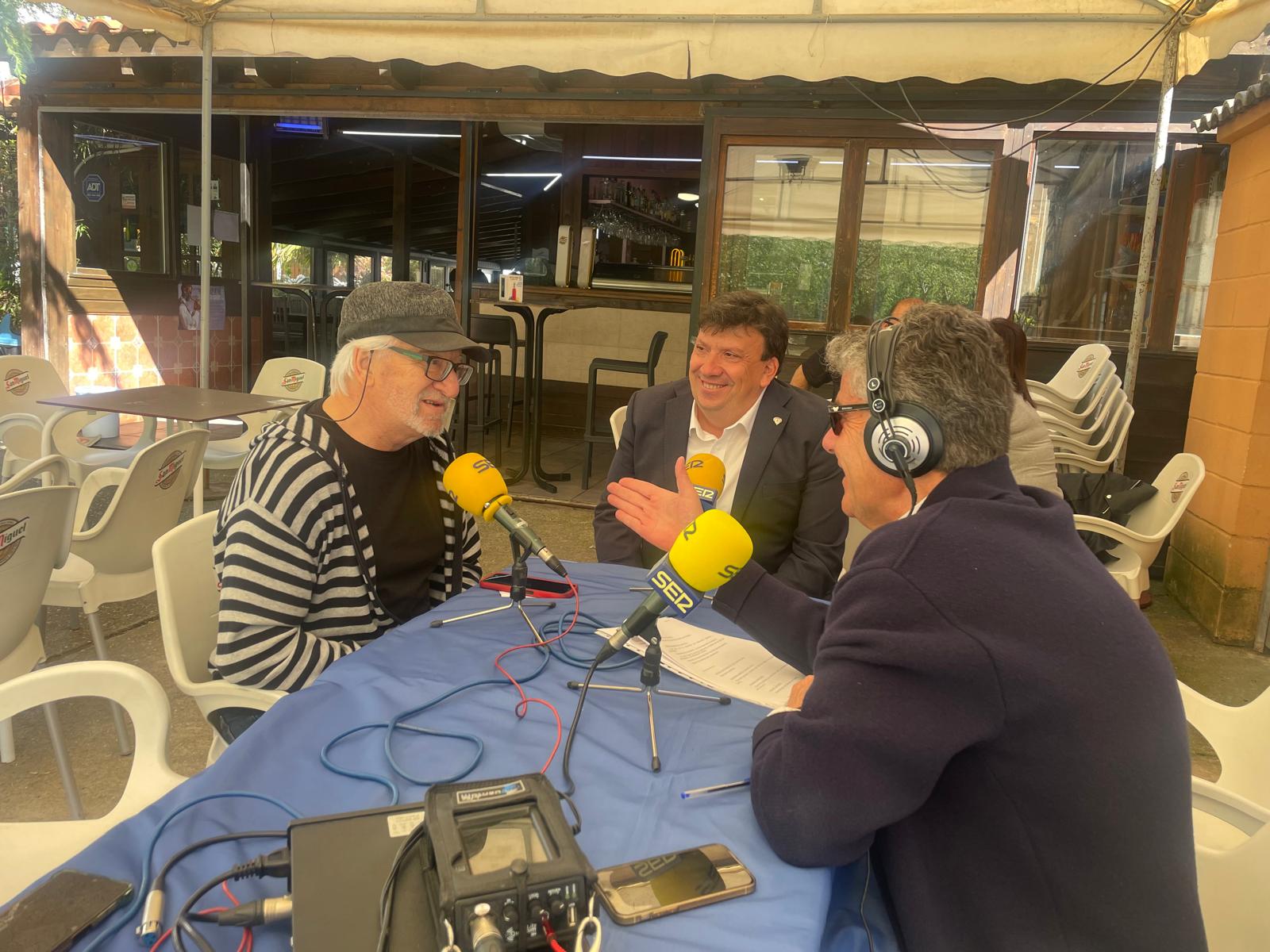 Chema Díez con García de Pablo y el alcalde de Almazán, Jesús Cedazo.