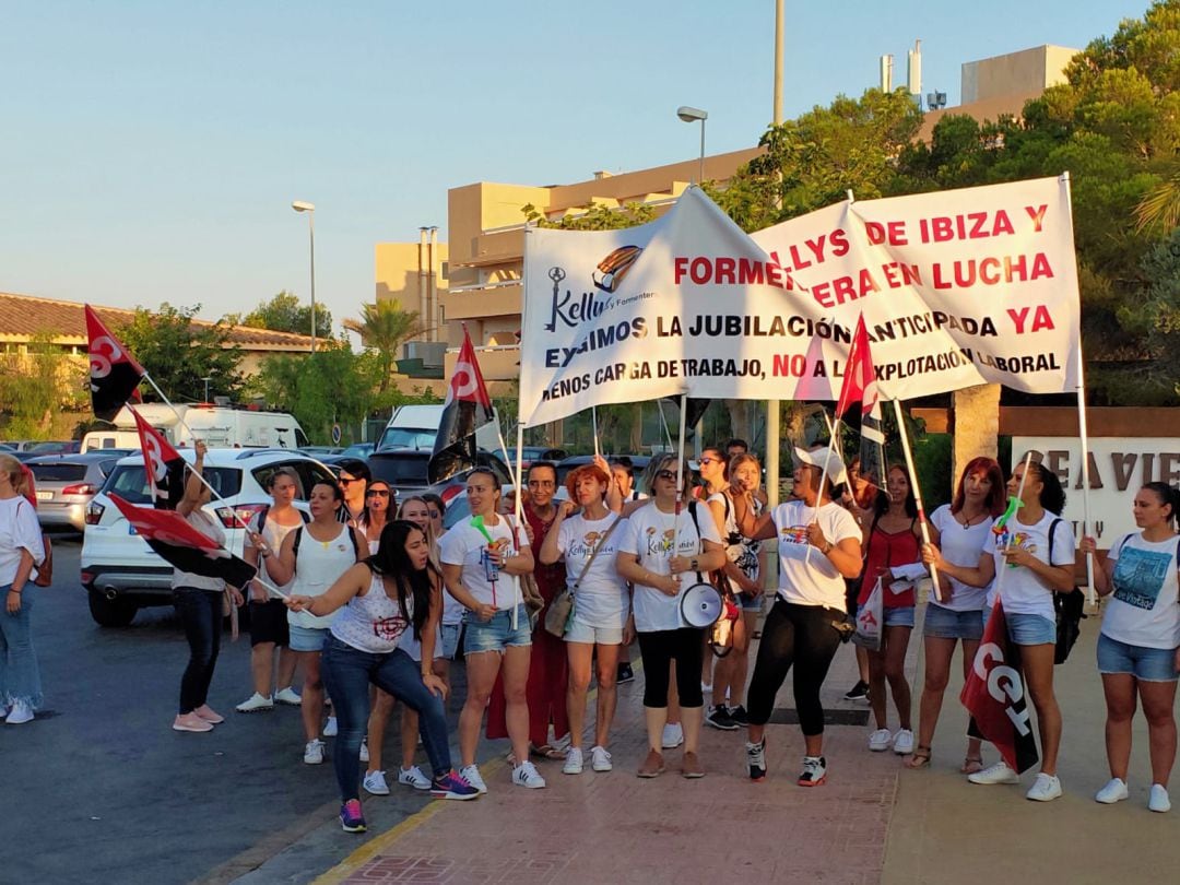 Miembro de uno de los piquetes delante de un hotel en Port des Torrent