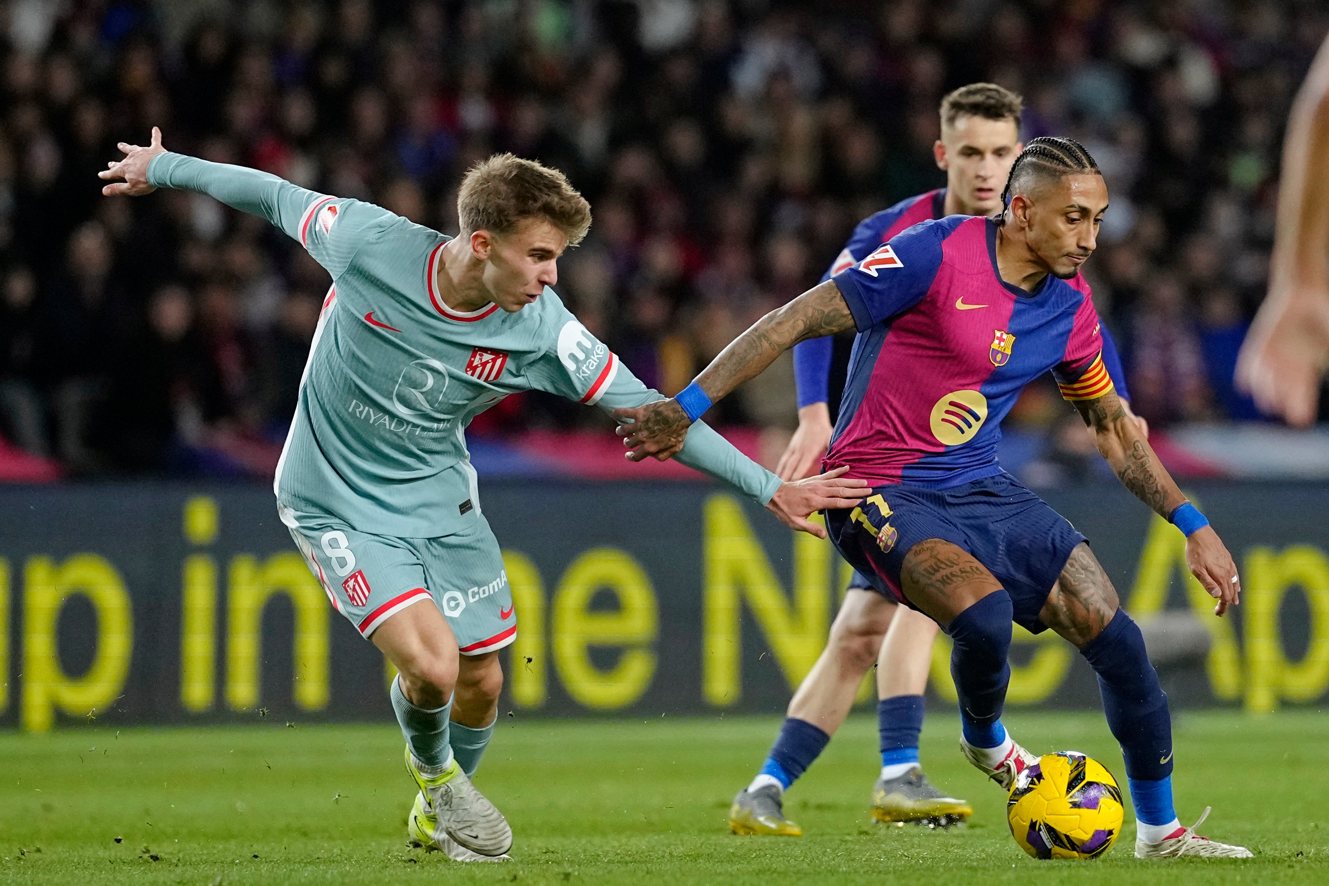 Pablo Barrios lucha el balón con Raphinha en un Barça-Atlético de Copa