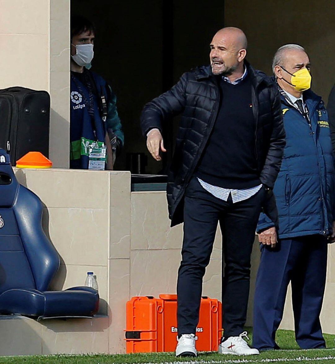 El entranador del Levante Paco López da instrucciones a sus jugadores durante el partido correspondiente a la decimoséptima jornada de LaLiga en el estadio de la Cerámica