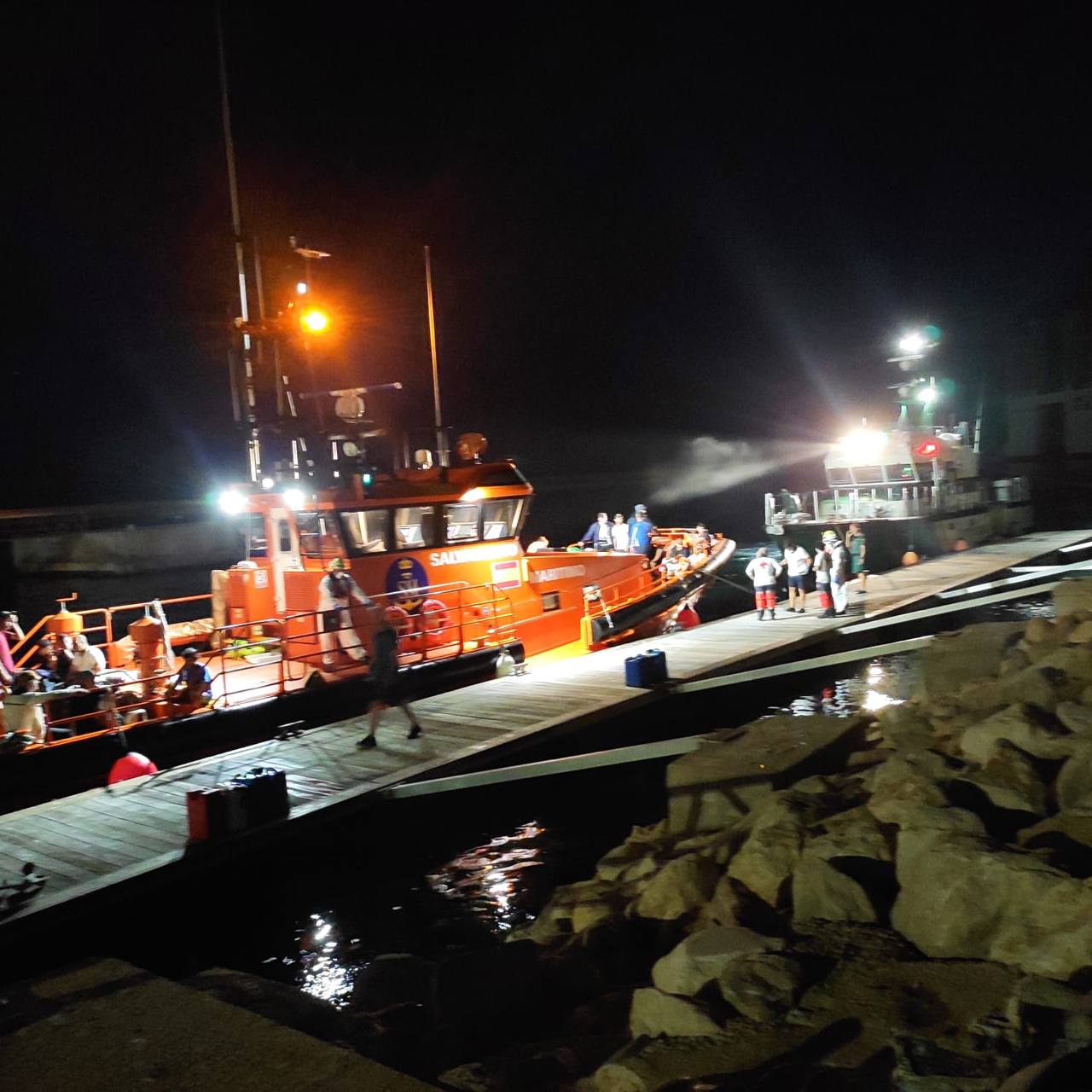 La embarcación de Salvamento Marítimo rescata a 32 migrantes de dos pateras. Foto: Cruz Roja