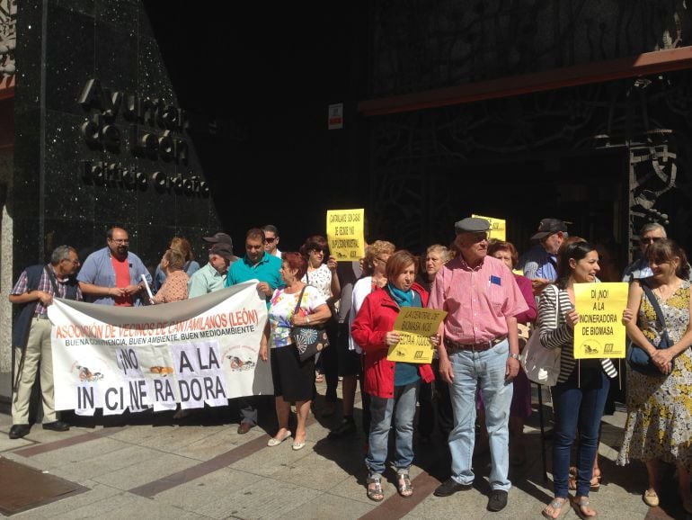 Lo vecinos se manifiestan ante el Ayuntamiento 