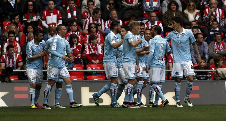 Fabián Orellana recibe la felicitación de sus compañeros