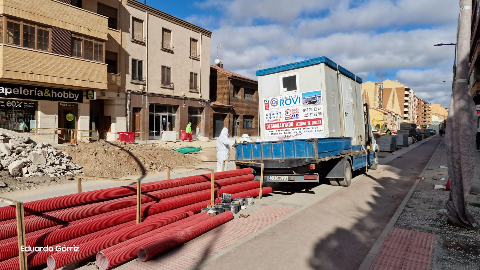 Vehículo para la retirada de fibrocemento en Avenida Castilla de Aranda de Duero