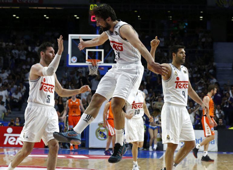 GRA531. MADRID, 02062016.- Los jugadores del Real Madrid, Rudi Fernández (i), Sergio Llull (c) y Felipe Reyes, durante el primer encuentro de la semifinales de la liga ACB, que han disputado esta noche frente al Valencia Basket en el Palacio de los Deport