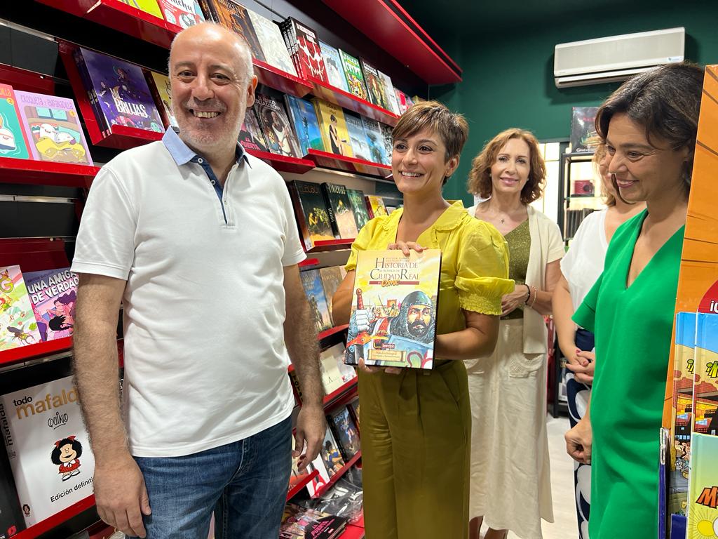 La Ministra Isabel Rodríguez ha mantenido un encuentro con jóvenes de Ciudad Real en la librería Serendipia