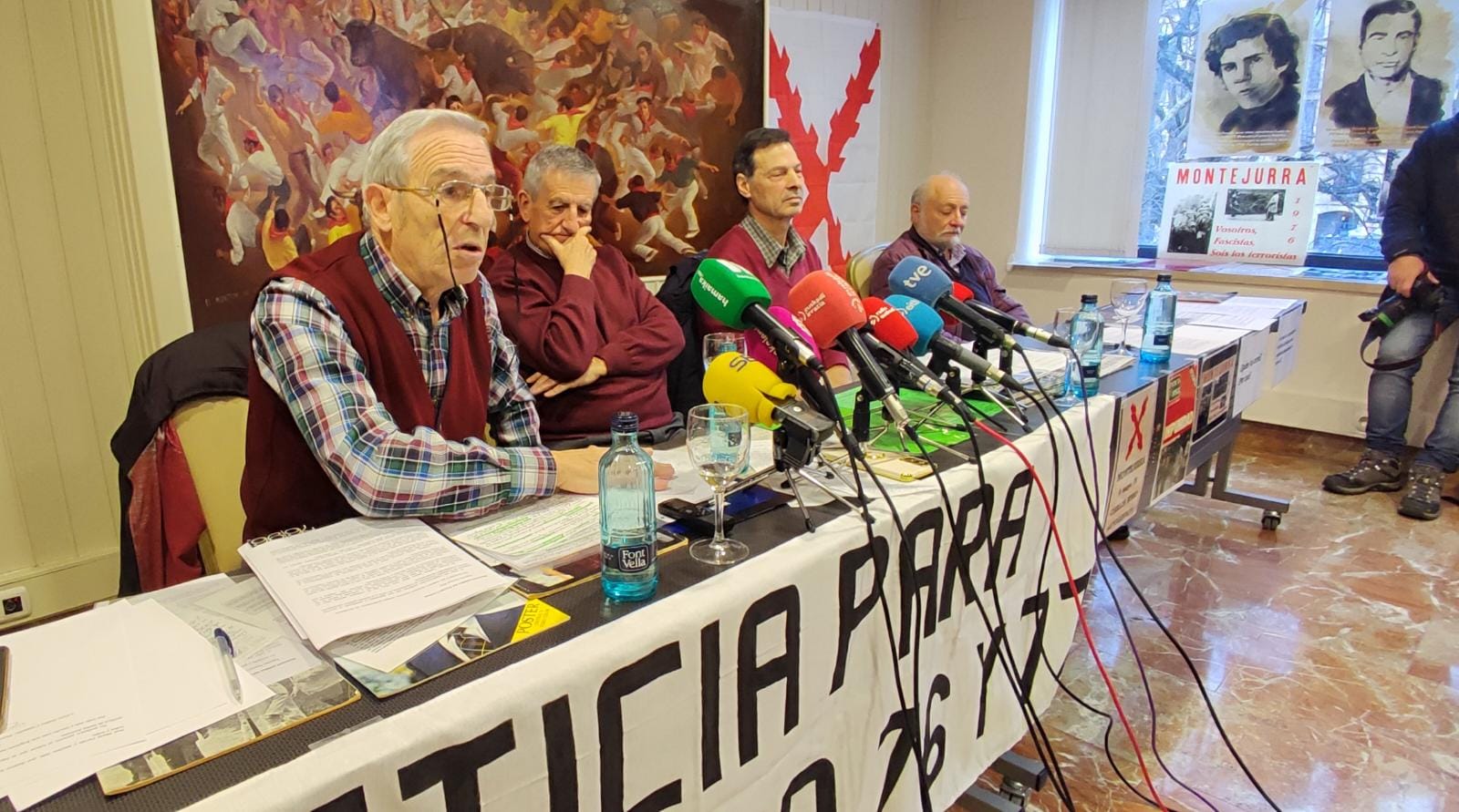 Los dirigentes del Partido Carlista en la comparecencia ante los medios que han realizado en Pamplona con motivo de la difusión de documentos sobre las responsabilidades del Estado en los sucesos de Montejurra en 1976.