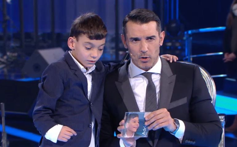 Adrián Martín y Jesús Vázquez con el disco de Adrián