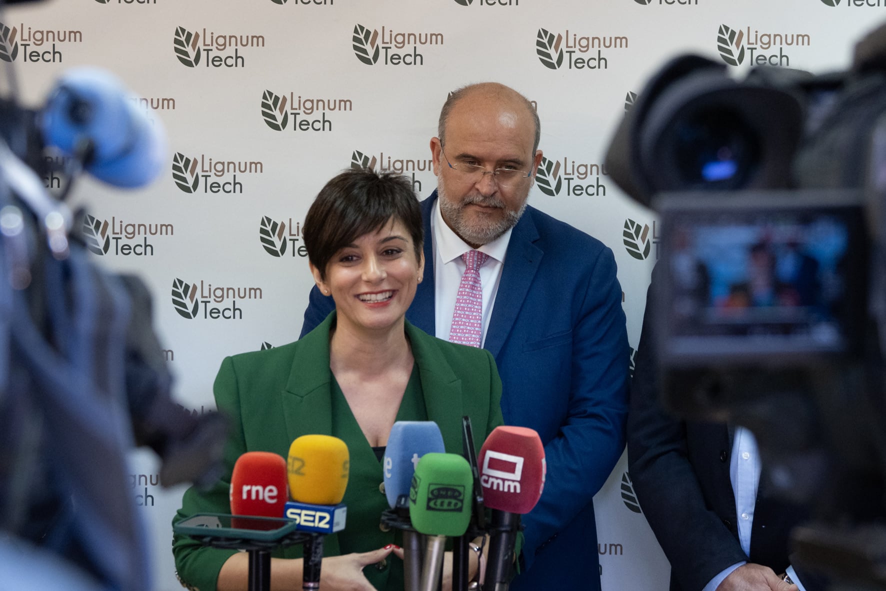 La ministra de Vivienda y Agenda Urbana, Isabel Rodríguez, acompañada por el vicepresidente primero de Castilla-La Mancha, José Luis Martínez Guijarro, durante su visita a la empresa de sistemas constructivos Lignum Tech en Cuenca.