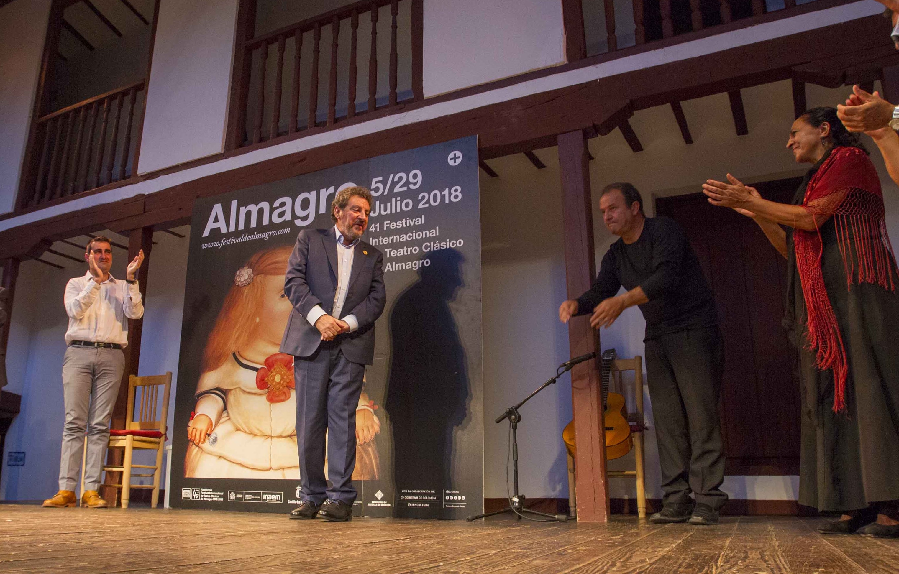 Juan Gómez-Cornejo, que recibirá la Medalla de Oro de las Bellas Artes, en un momento del homenaje que recibió por el FITCA en Corral de Comedias en 2018