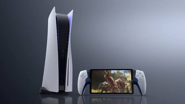 La consola portatil PlayStation Portal junto a su hermana mayor, la PS5