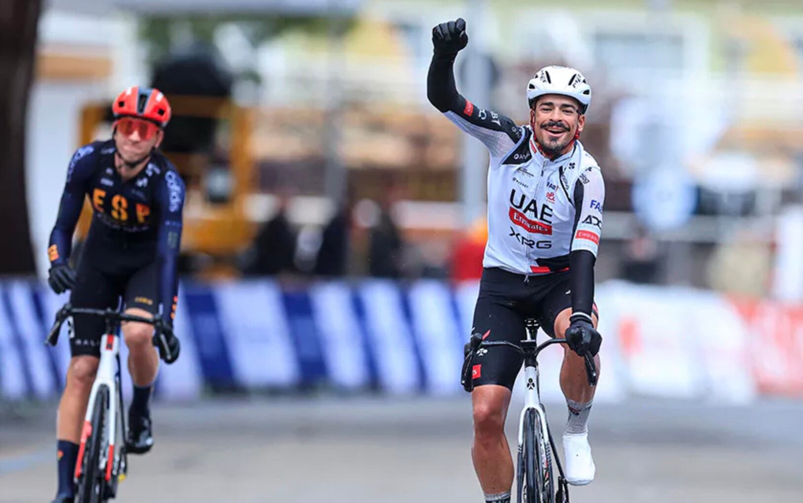 Morgado celebra por delante de Álvarez