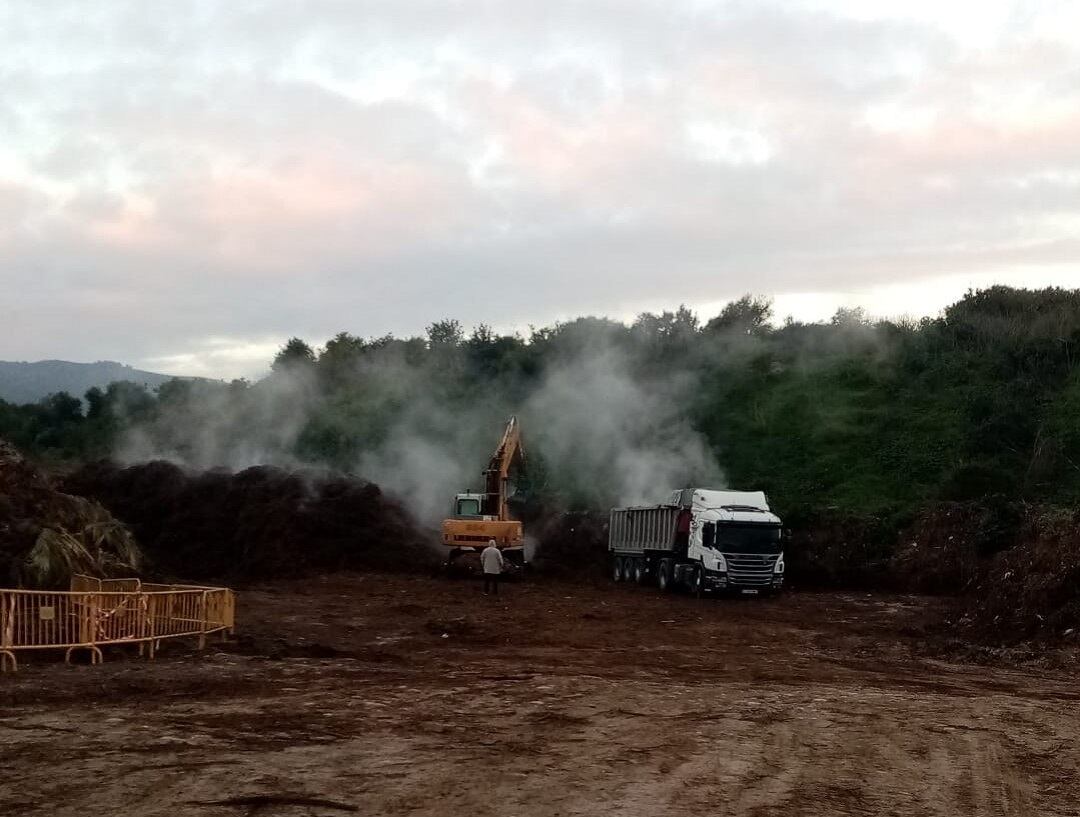 Uno de los momentos del incendio en la planta de Ramblars, en Xàbia